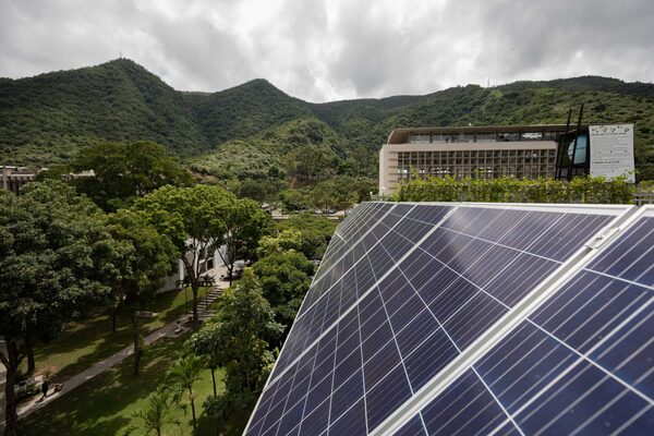 Venezuela evalúa el uso de energía solar para estabilizar su sistema eléctrico - MarketData