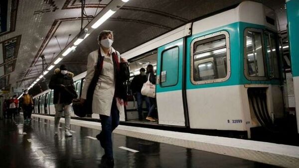 Piden a los franceses que vuelvan a ponerse la mascarilla en el transporte ante el rebrote de covid