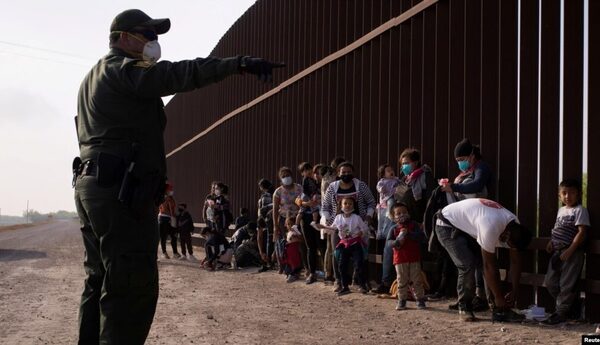 Migrantes festejan en México fallo en EEUU que acaba con política migratoria restrictiva