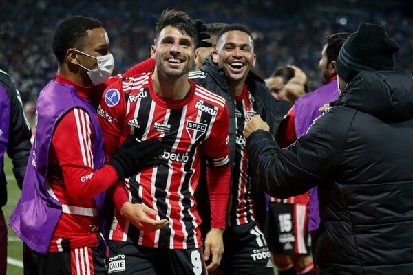 Sao Paulo, con tres expulsados, gana 4-2 a Universidad Católica en la Sudamericana - Fútbol - ABC Color