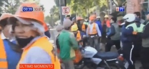 Agentes de PMT y trabajadores de una obra a las trompadas en Asunción - Paraguaype.com