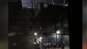 Barras de Olimpia se enfrentan en la calle causando caos y varios daños