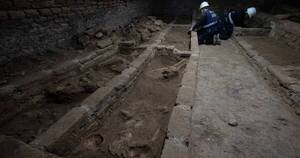 La Nación / Arqueólogos hallan una cripta subterránea con 14 entierros en iglesia colonial de Perú
