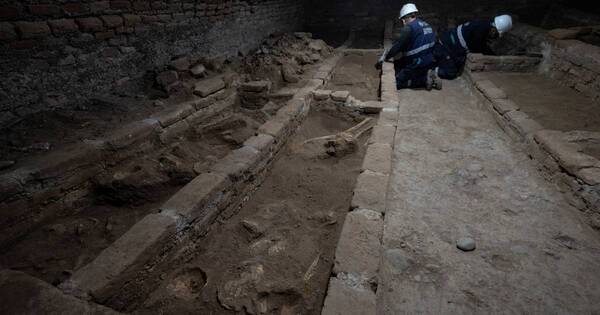 La Nación / Arqueólogos hallan una cripta subterránea con 14 entierros en iglesia colonial de Perú