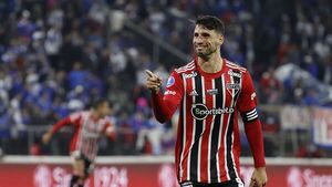 Sao Paulo vapulea a Católica pese a quedarse con 8 jugadores