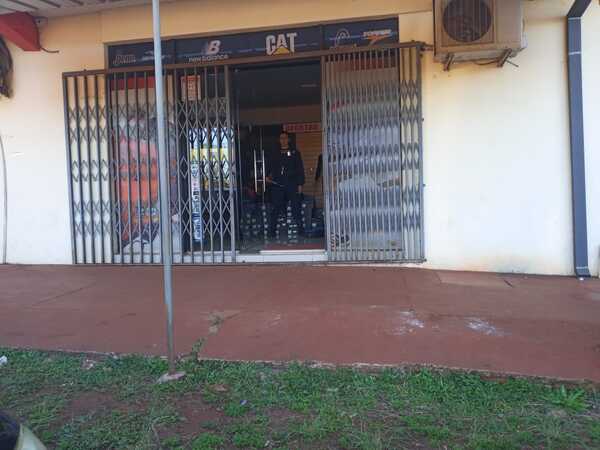 Delincuentes prácticamente vacían tienda deportiva en Cambyretá