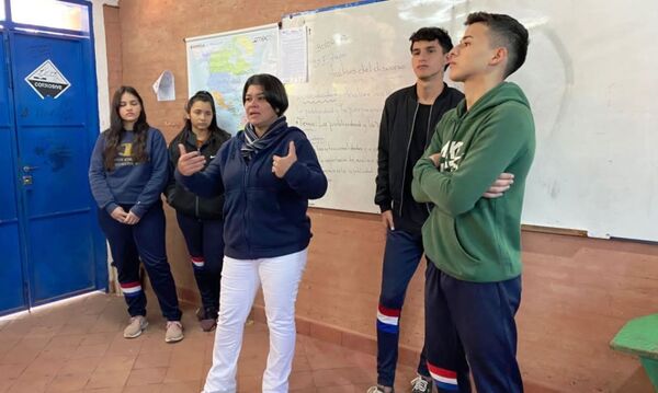 Linces brindan charlas educativas a estudiantes luqueños •