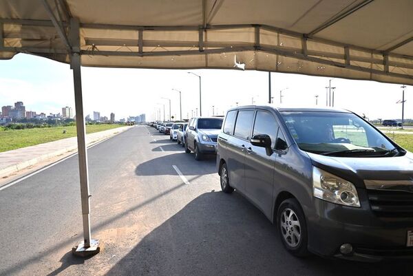 COVID: largas filas de automovilistas en puesto de hisopados de Costanera - Nacionales - ABC Color