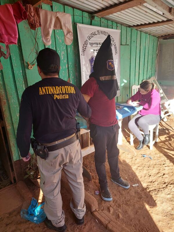 Detienen a presunto distribuidor de droga durante allanamiento en asentamiento de CDE