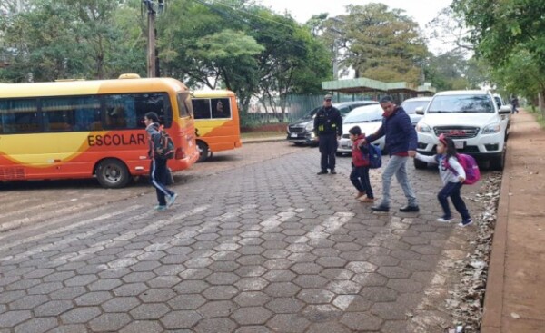 Claman por lomadas y agentes PMT frente a escuelas