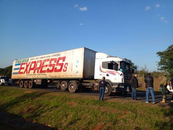 Piratas del asfalto atracan camión de encomienda en Liberación