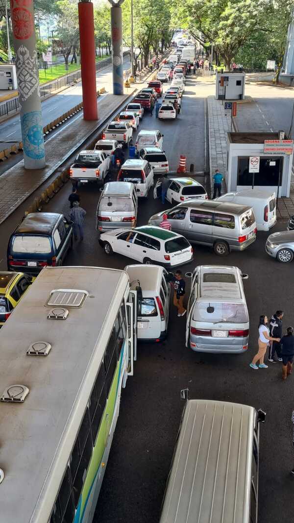 Puente de la Amistad cerrado por mototaxistas y paseros del lado brasileño - Noticde.com
