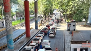 Protesta de mototaxistas brasileños genera caos sobre el Puente de la Amistad | Noticias Paraguay