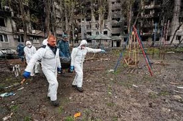 Hallaron otra fosa común en Mariupol con más de 100 cadáveres