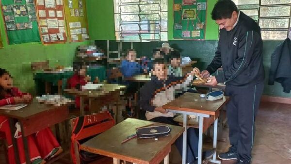 Dire reparte tortilla a alumnos a falta de merienda escolar