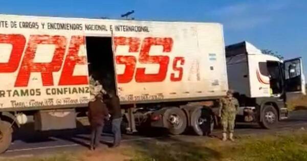 La Nación / Piratas del asfalto interceptan camión y roban millonaria carga