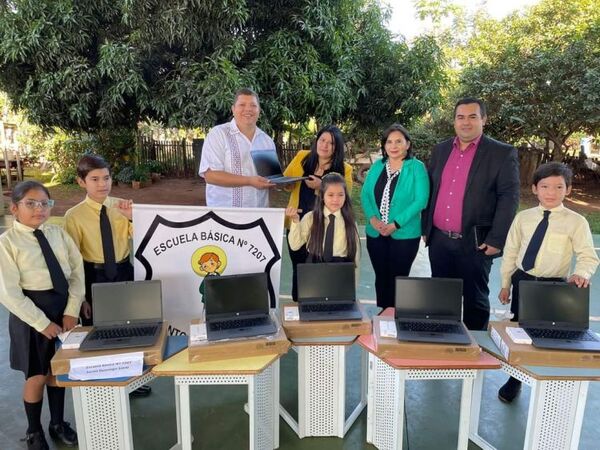 Gestiones del diputado Juancho Acosta beneficia a cuatro escuelas con 20 notebooks con internet