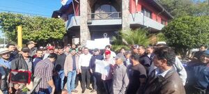 Se manifiestan frente a la fiscalía de Santaní para exigir mano dura con abigeos - Policiales - ABC Color