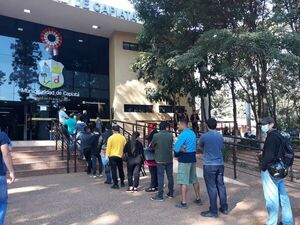 Largas filas en la Municipalidad de Capiatá para pago de registro y habilitación - Nacionales - ABC Color