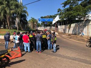 Conflicto entre mototaxistas generó caos en tránsito fronterizo - ABC en el Este - ABC Color