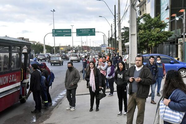 Abdo evita informar cuánto se desembolsó en subsidios a transportistas - Economía - ABC Color