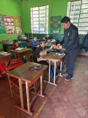 Ante falta de merienda escolar, director reparte tortillas a alumnos - ABC en el Este - ABC Color
