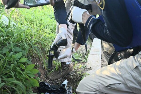 Abandonan revólver supuestamente utilizado en feminicidio de Romina - Policiales - ABC Color