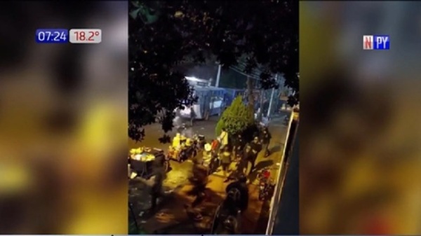 Violento enfrentamiento entre barrabravas y policías en Sajonia - Paraguaype.com