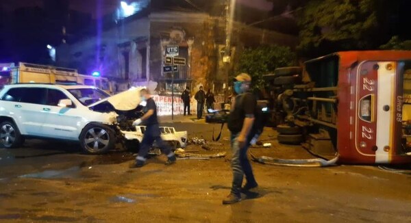 Varios heridos tras choque y vuelco de bus de pasajeros en Asunción - Noticiero Paraguay