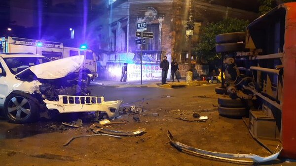 Diario HOY | Bus vuelca sobre Herrera embestido por camioneta, hay varios heridos