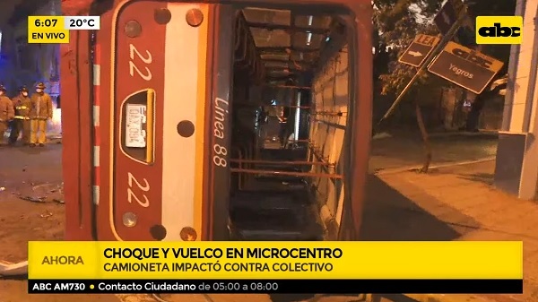 Choque de camioneta contra bus provoca vuelco en el Microcentro