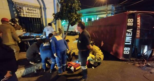 La Nación / Aparatoso accidente en Asunción: bus volcó luego de ser embestido por una camioneta