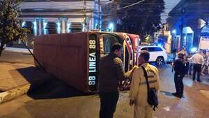 Choque y vuelco de colectivo deja 7 heridos | 1000 Noticias