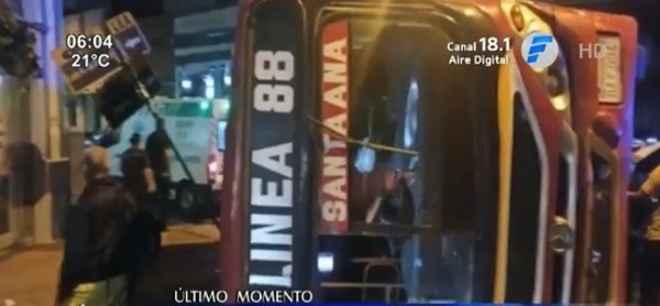 Accidente entre colectivo y camioneta deja varios heridos en Asunción - Paraguaype.com