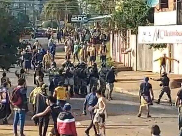 Una vez más: batalla campal entre los barras del Sportivo Luqueño - Sportivo Luqueño - ABC Color