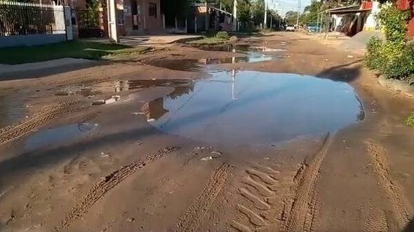 Crónica / Hace 4 meses vecinos viven en medio de la cloaca y Essap ni ahí está