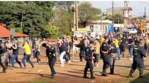 Barras bravas de luqueño causan disturbios en Encarnación y Cambyretá