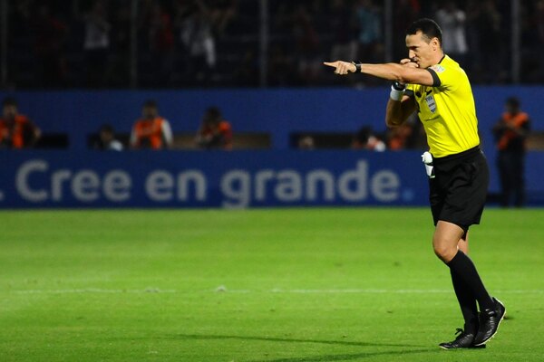 Versus / El colombiano Wilmar Roldán será el árbitro en Goianiense-Olimpia - Paraguaype.com