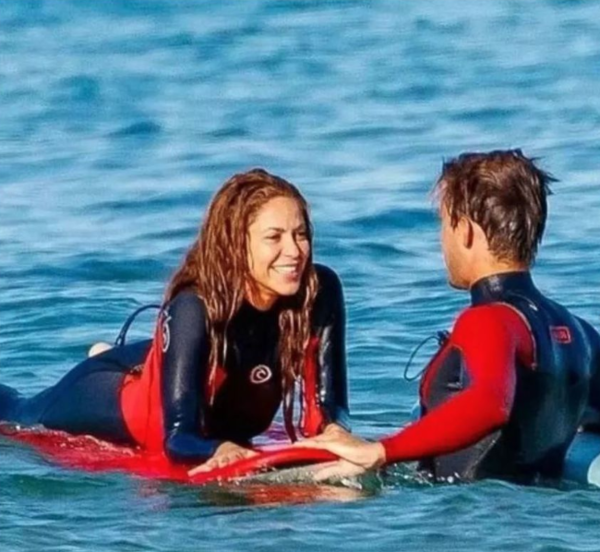 Captan a Shakira con un misterioso acompañante entre las olas - SNT