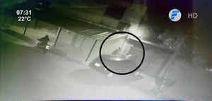 Asaltan a una mujer frente a su casa en Villa Elisa - Paraguaype.com
