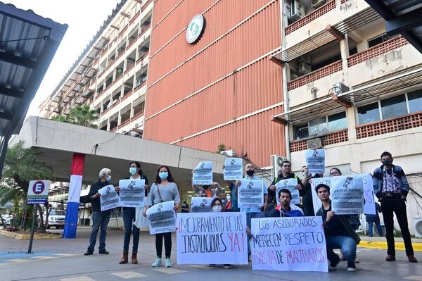 IPS: asegurados y jubilados se manifestaron para denunciar carencias - Nacionales - ABC Color