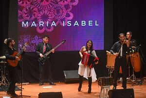 María Isabel inaugura auditorio del Ykua Bolaños abrazando el folclore - Música - ABC Color