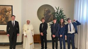 Elon Musk reaparece en una foto junto al papa Francisco