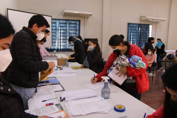 Jóvenes universitarios reciben primer desembolso del Gobierno a través de la EBY