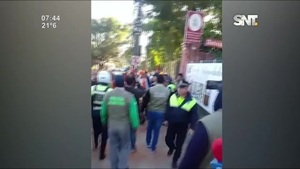 Obreros y la Policía Municipal se enfrentaron en batalla campal por despeje de veredas - SNT