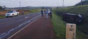 Pareja se salva de milagro en vuelco sobre Ruta PY06