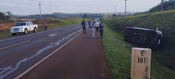 Pareja se salva de milagro en vuelco sobre Ruta PY06