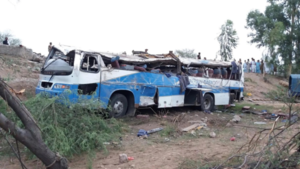 Reportan19 muertos y 14 heridos al caer un autobús por barranco en Pakistán - El Independiente