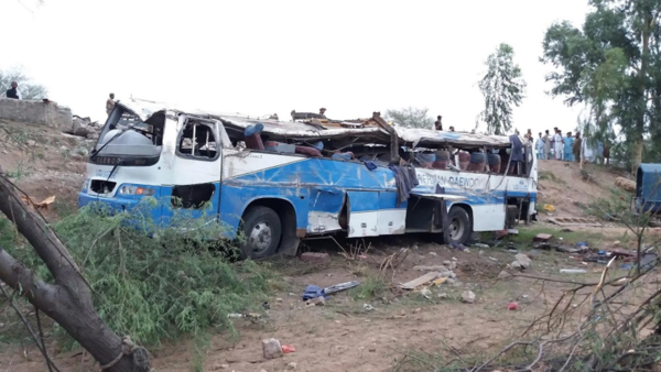 Reportan19 muertos y 14 heridos al caer un autobús por barranco en Pakistán - El Independiente