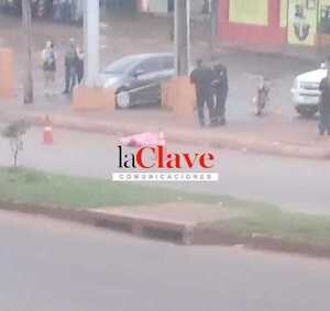 Apuñalan a joven, intentan auxiliarlo en moto, cae y muere en el pavimento - La Clave